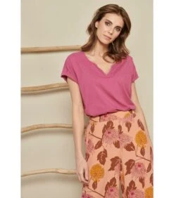 Frambooskleurige T-shirt Met Korte Mouw En V-hals -Dames Outfits Winkel 320adca685dc4193a0dd598ada1e9e48