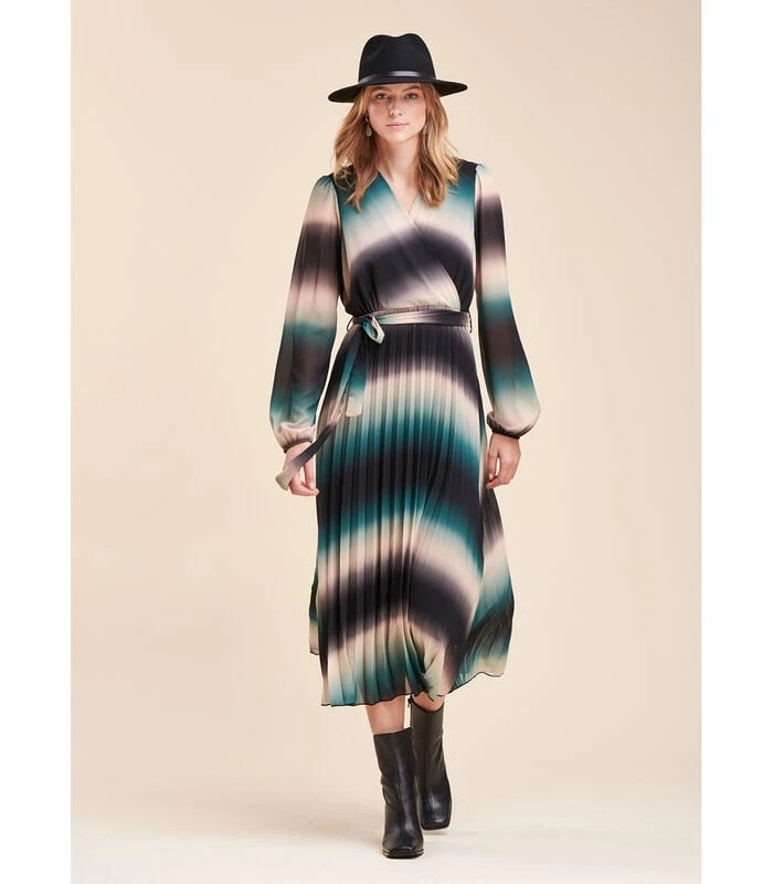 Lange Geplooide Jurk In Tie & Dye Bedrukte Polyester Sluier 1 Lange Geplooide Jurk In Tie & Dye Bedrukte Polyester Sluier