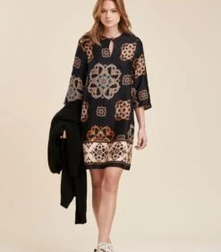 Korte Jurk Met Basis Van Etnische Print