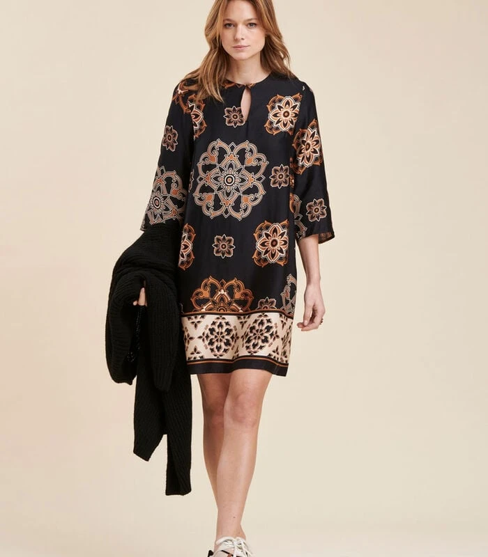 Korte Jurk Met Basis Van Etnische Print 1 Korte Jurk Met Basis Van Etnische Print