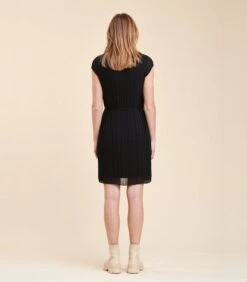 Korte Jurk In Geplooide Polyester Voile -Dames Outfits Winkel e09cee5e6d984325b2d2d37da35a2f46